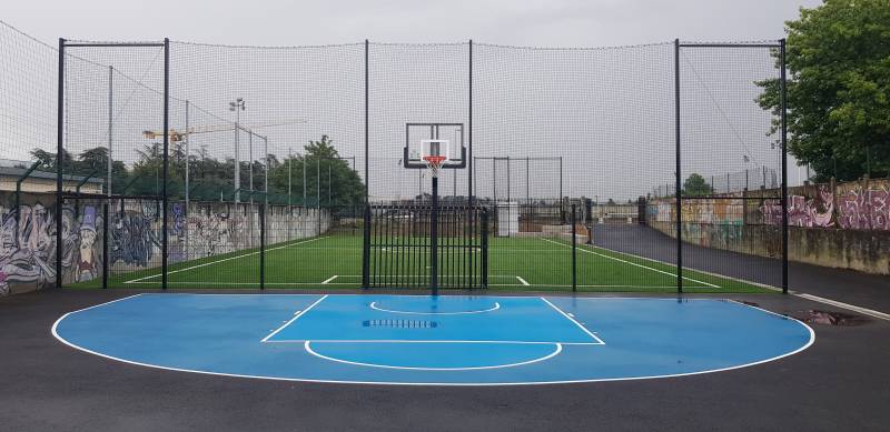 Création d'un plateau sportif avec cage anti-vandalisme personnalisé et but de basket à sceller, Villeurbanne Lyon 