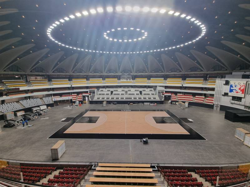 Vue d'ensemble du palais des sports avec montage du parquet terminé 