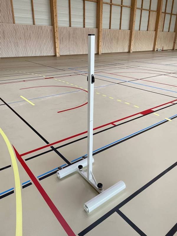 Poteau central de badminton permettant de relier deux terrains ensemble