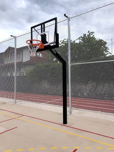 But de basket avec panneau transparent, cadre et armature personnalisés en noir à Seyssel (74)