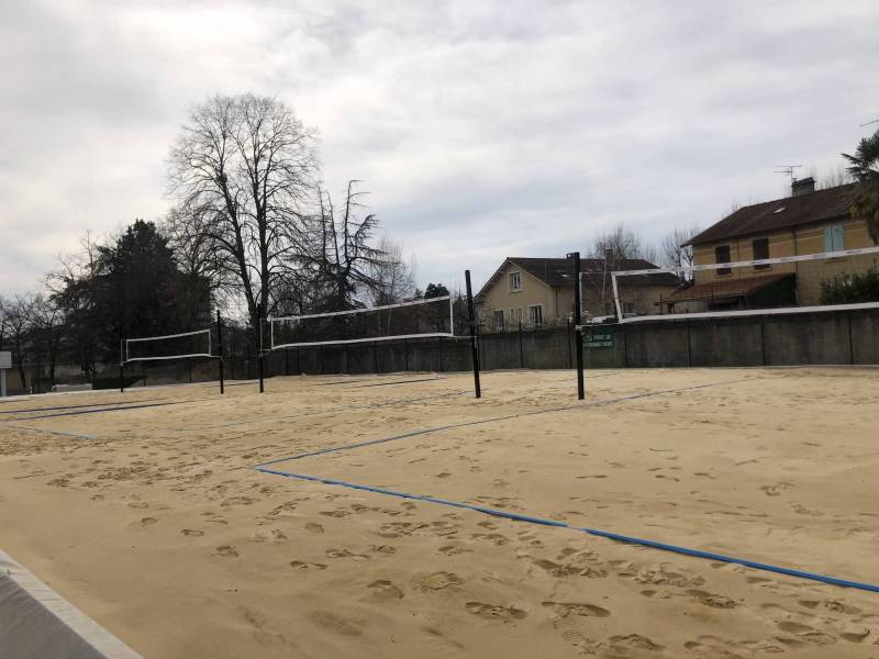 Trois terrains de beach volley personnalisés avec poteaux noirs et ligne de démarcation