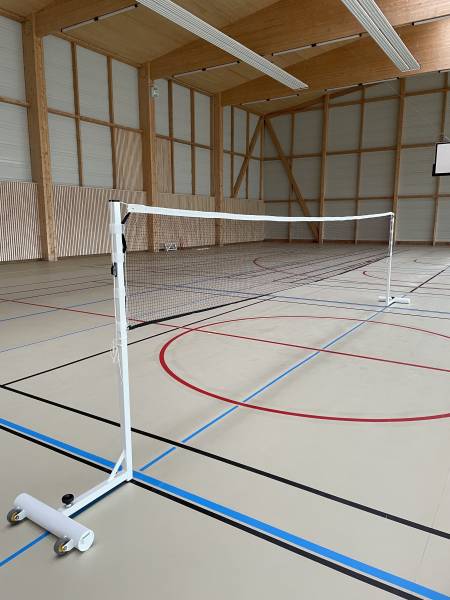 Terrain de badminton mobile avec filet et ses attaches velcros en blanc